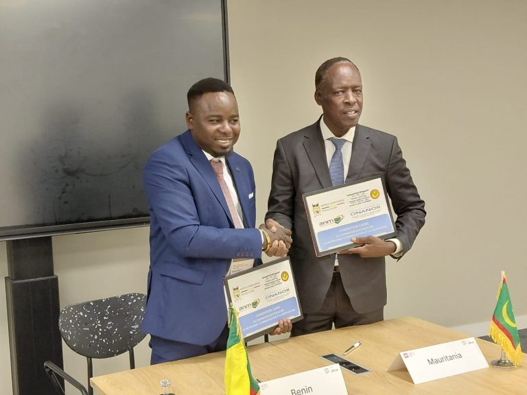 Les Directeurs Généraux de l'ONANOR et de l'ANM du Bénin présentent la convention cadre signée