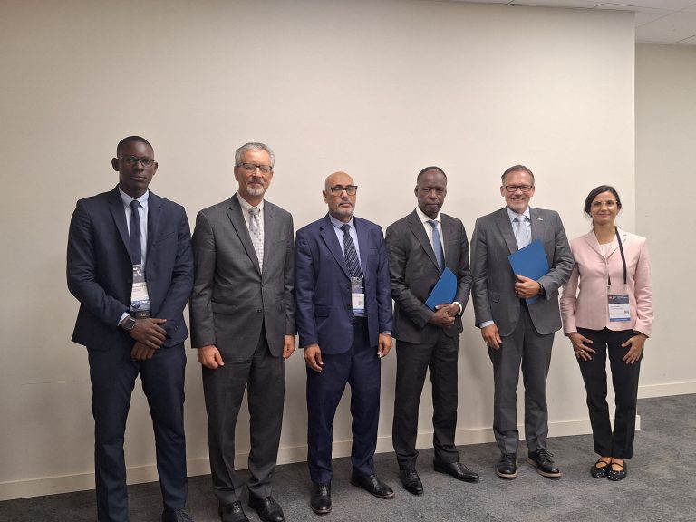 Les délégations de l'ONANOR et d'ASTM International après la signature du MoU