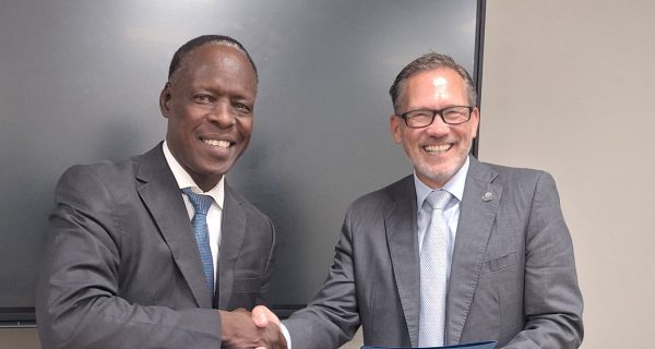 Le Directeur Général de l'ONANOR et le Président d'ASTM International après la signature du MoU à Paris