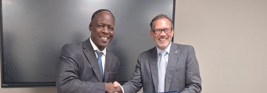 Le Directeur Général de l'ONANOR et le Président d'ASTM International après la signature du MoU à Paris
