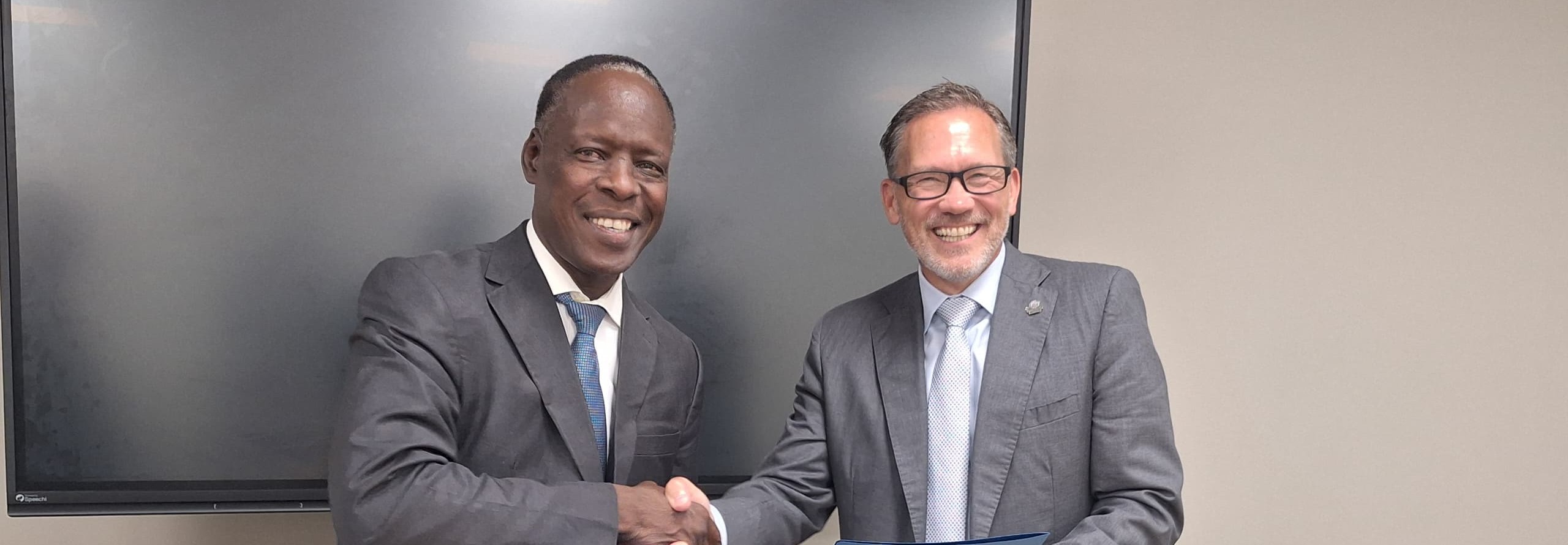 Le Directeur Général de l'ONANOR et le Président d'ASTM International après la signature du MoU à Paris