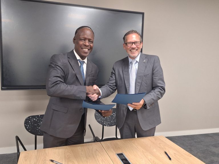 Le Directeur Général de l'ONANOR et le Président d'ASTM International échangent le MoU signé